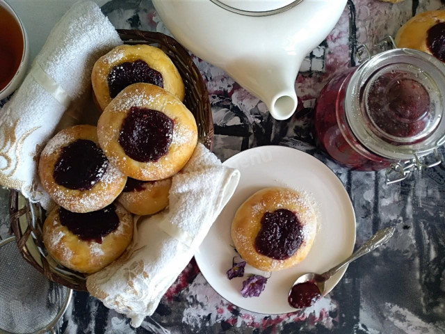 Cheesecakes with yeast dough jam