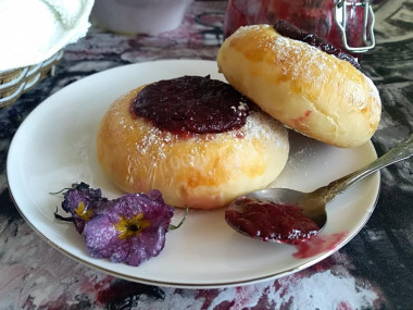 Cheesecakes with yeast dough jam