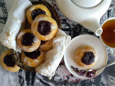 Cheesecakes with yeast dough jam