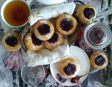 Cheesecakes with yeast dough jam