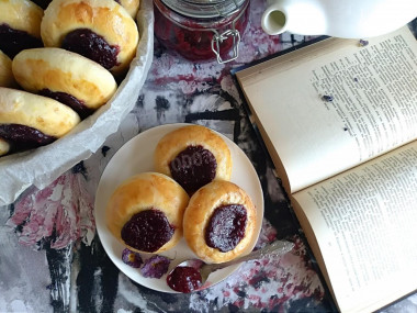 Cheesecakes with yeast dough jam