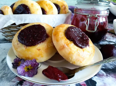 Cheesecakes with yeast dough jam