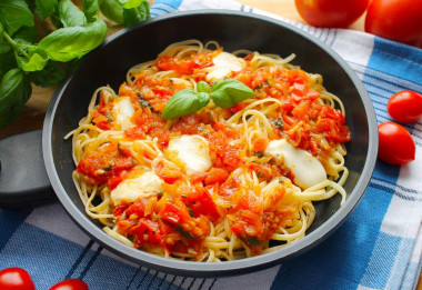 Spaghetti with cheese and tomatoes