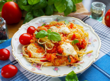 Spaghetti with cheese and tomatoes