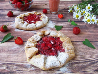 Cottage cheese pastry with strawberries