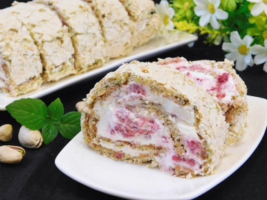 Pistachio roll with raspberry