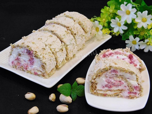 Pistachio roll with raspberry