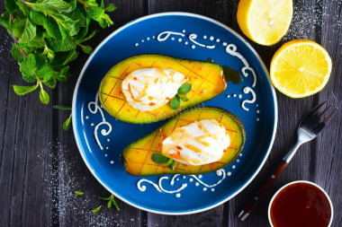 Avocado with cottage cheese