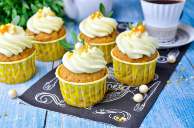 Carrot cupcakes with cream