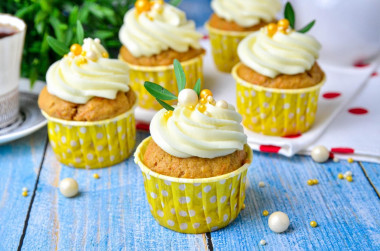 Carrot cupcakes with cream