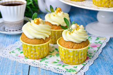 Carrot cupcakes with cream