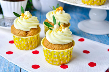 Carrot cupcakes with cream