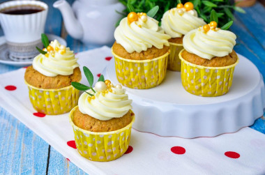 Carrot cupcakes with cream