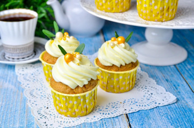 Carrot cupcakes with cream