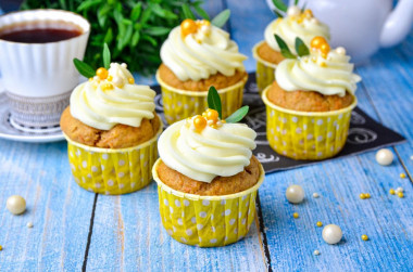 Carrot cupcakes with cream