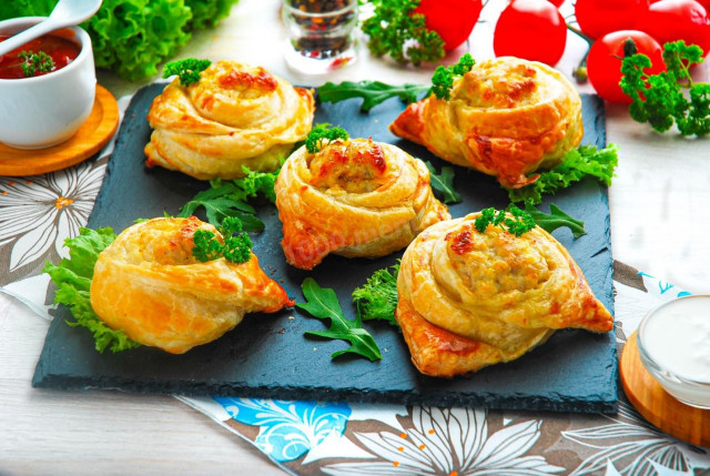 Puff pastry chicken puffs