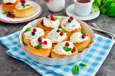 Sweet Snail rolls with cinnamon and sugar