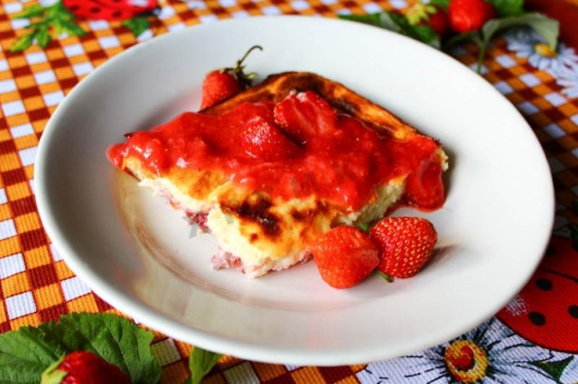 Cottage cheese casserole with strawberries