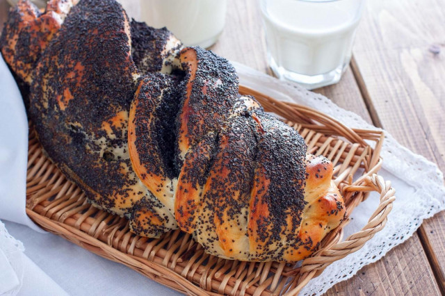 Yeast braid with poppy seeds