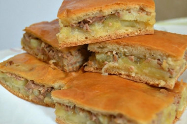 Aspic pie with potatoes and minced meat