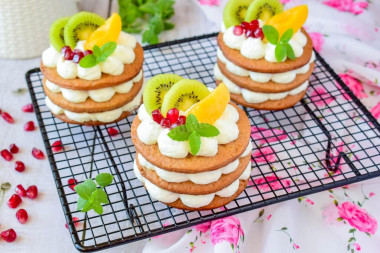 Honey cakes with cream