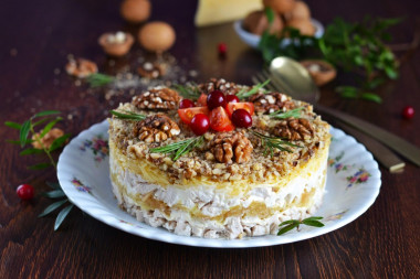 Salad with chicken walnuts and cheese