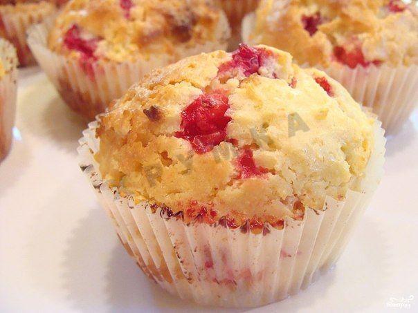 Yeast rolls with cherries