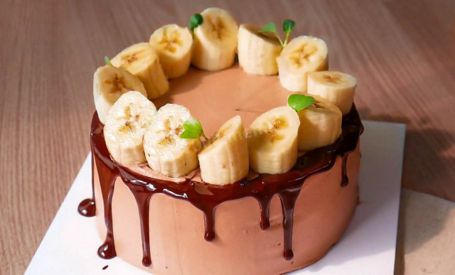 Chocolate cake with bananas