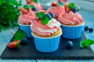 Vanilla cupcakes with cream