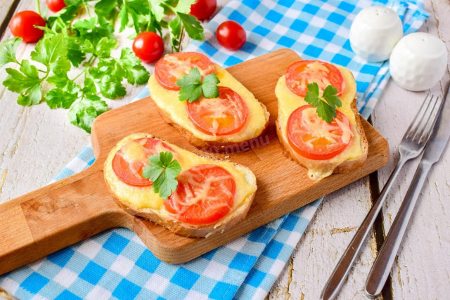 Hot sandwiches with tomato loaf cheese and garlic