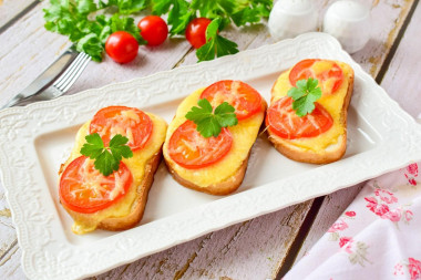 Hot sandwiches with tomato loaf cheese and garlic