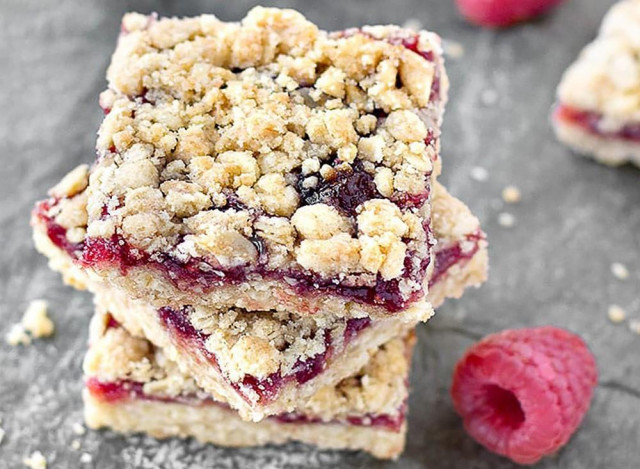 Bulk sand cake with jam