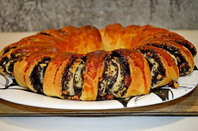 Puff pastry with poppy seeds