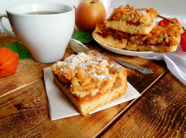 Grated pie with shortbread jam