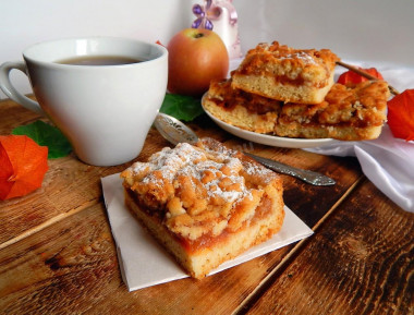 Grated pie with shortbread jam