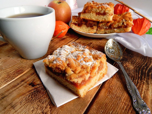 Grated pie with shortbread jam