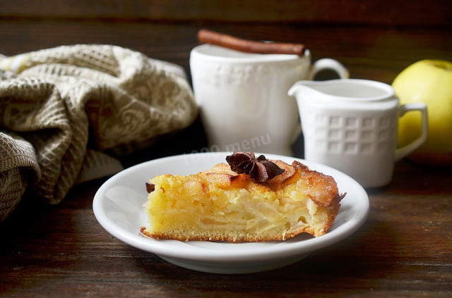 Pie with caramelized apples