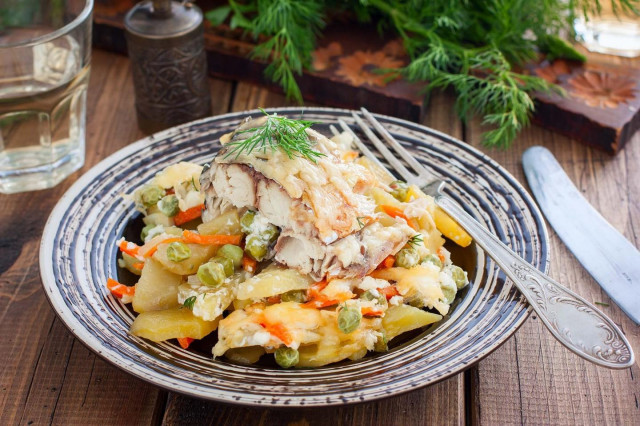 Mackerel in foil with vegetables