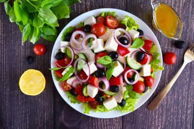 Greek salad with chicken classic