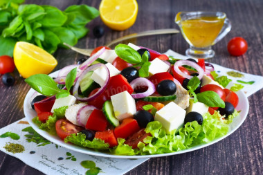 Greek salad with chicken classic