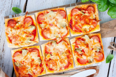 Mini puff pastry pizza