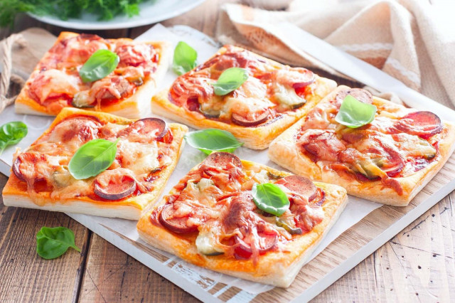 Mini puff pastry pizza