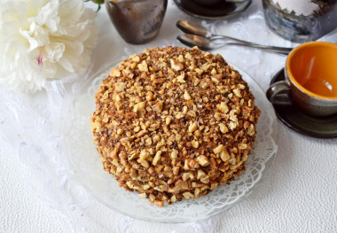 Cake with walnuts and boiled condensed milk