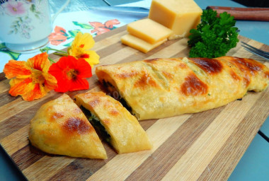 Puff pastry roll with cheese