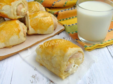 Chicken with cheese in puff pastry