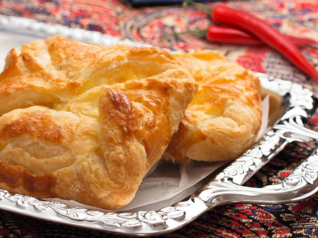 Yeast-free khachapuri made of puff pastry