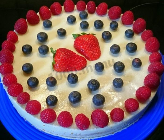 Sponge yogurt cake with fruit