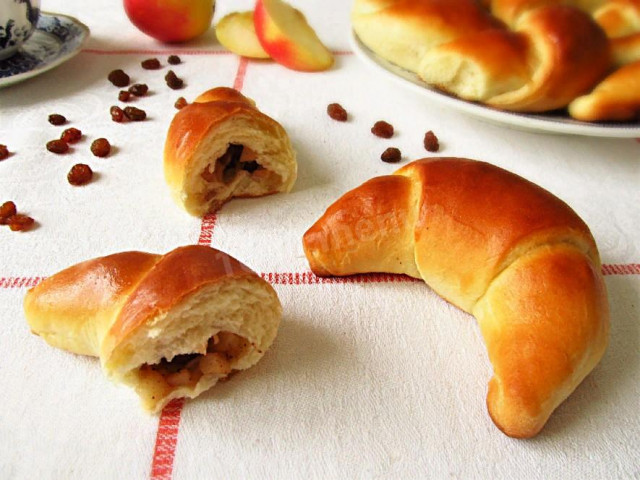 Rolls made of yeast dough with apples