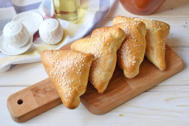 Samsa with puff pastry cheese