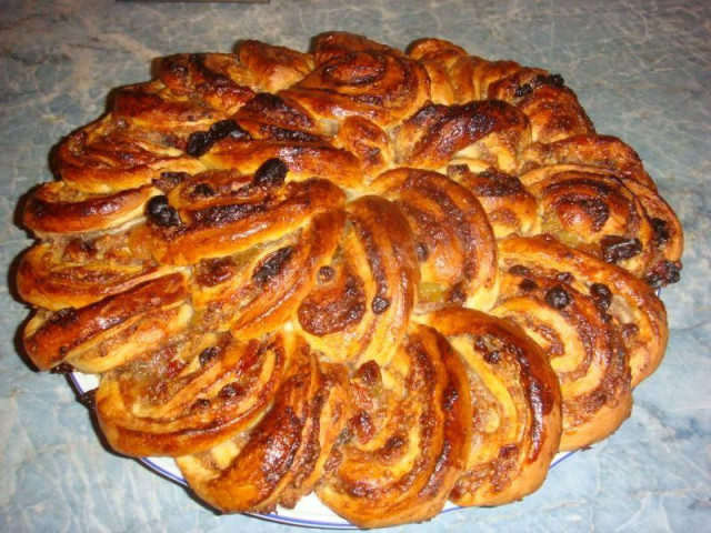 Yeast roll with raisins Grandma's napkin